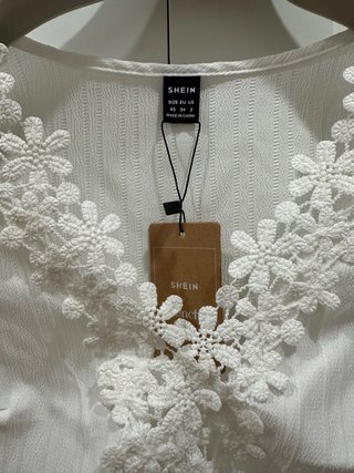 Blusa blanca con detalles de encaje