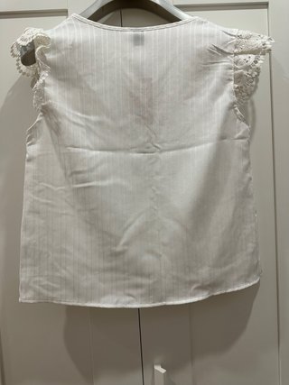 Blusa blanca con detalles de encaje