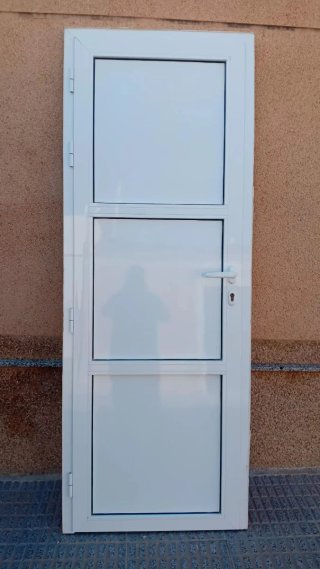Puerta blanca de metal