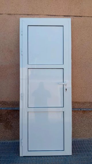 Puerta blanca de metal