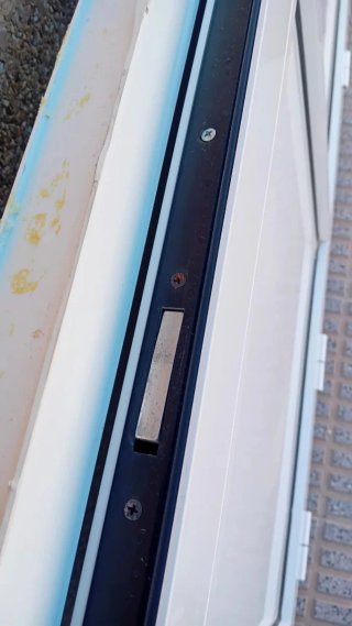 Puerta blanca de metal