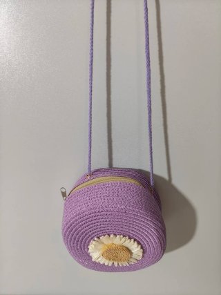 Bolso de paja morado con flor
