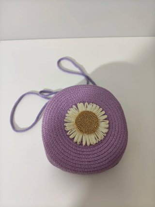Bolso de paja morado con flor