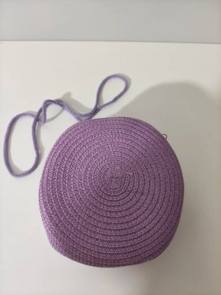 Bolso de paja morado con flor