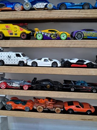 Coches Hot Wheels + Expositor Artesanal