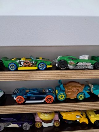 Coches Hot Wheels + Expositor Artesanal