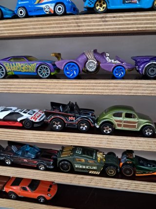 Coches Hot Wheels + Expositor Artesanal