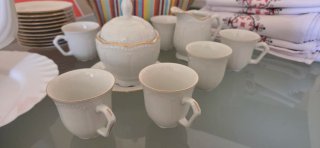 Juego de café de porcelana con detalles dorados
