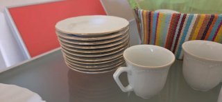 Juego de café de porcelana con detalles dorados