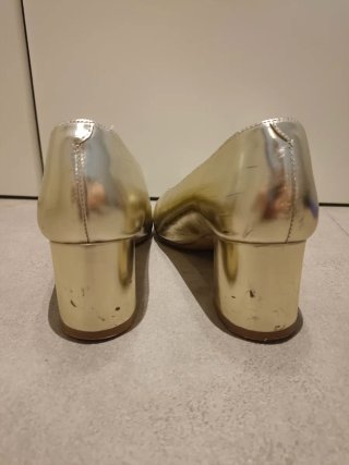 Zapatos Malababa tacón bajo dorados
