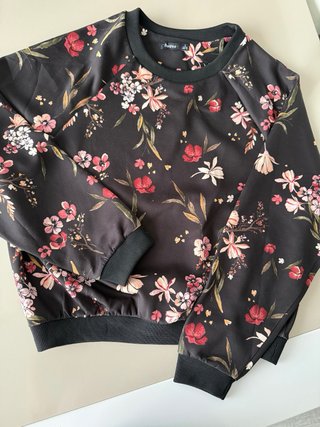 Sudadera Bershka floral negra