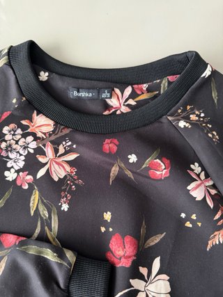 Sudadera Bershka floral negra
