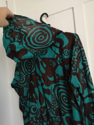 Playera con estampado turquesa y marrón café