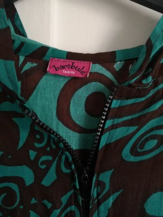Playera con estampado turquesa y marrón café