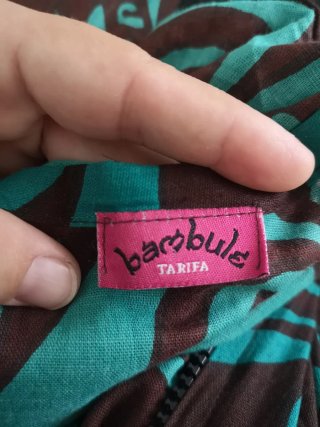 Playera con estampado turquesa y marrón café