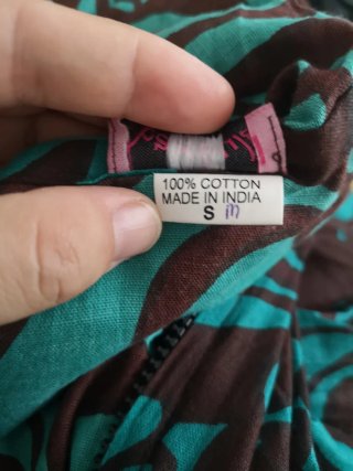 Playera con estampado turquesa y marrón café
