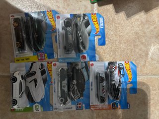 Lote 5 Hot Wheels: Godzilla, Nissan, Chevy, Triump