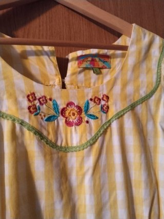 Vestido amarillo con flores