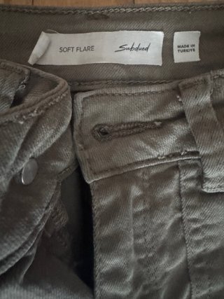 Pantalones cargo verde oliva acampanados