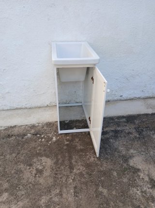 Pila de lavadero blanca con mueble