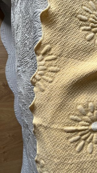 Colcha amarilla con flores blancas