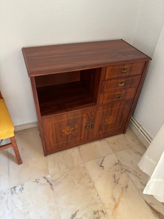 Consola de madera con detalles dorados