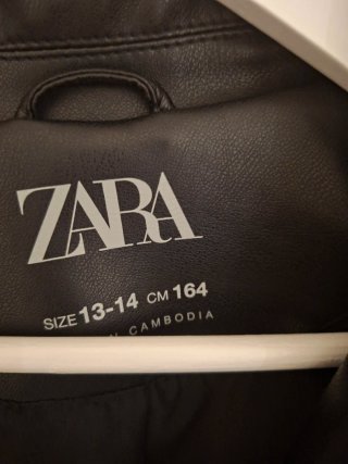 Chaqueta Zara efecto piel negra talla 13-14 años