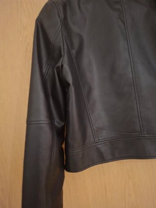Chaqueta Zara efecto piel negra talla 13-14 años