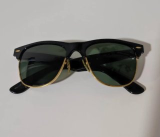 Gafas de sol Ray-Ban negras y doradas