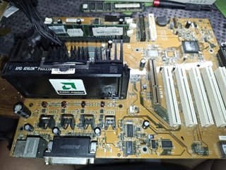 Placa base AMD Athlon Slot A con micro y memoria