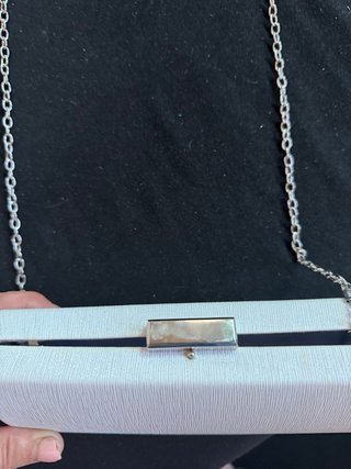 Bolso de mano plateado y blanco