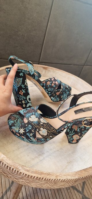 Sandalias fiesta tacón alto estampado floral