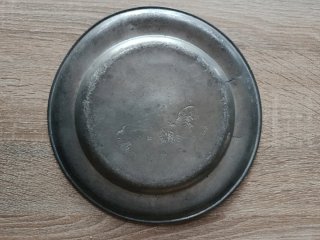 Plato antiguo alemán de peltre ICH