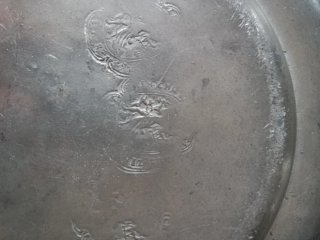 Plato antiguo alemán de peltre ICH