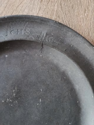 Plato antiguo alemán de peltre ICH