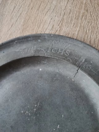 Plato antiguo alemán de peltre ICH
