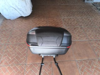 Baúl GIVI 46L con parrilla y soporte