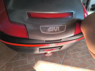 Baúl GIVI 46L con parrilla y soporte