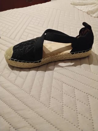 Sandalias esparto negras con corte floral