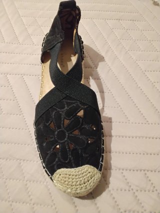 Sandalias esparto negras con corte floral