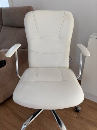 Silla de oficina blanca con reposabrazos