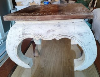 Mesa auxiliar tailandesa de madera