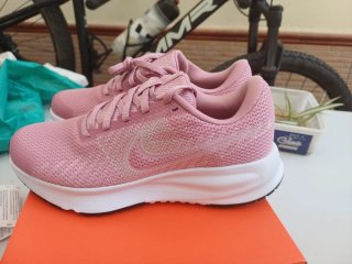 Zapatillas deportivas Nike rosas.