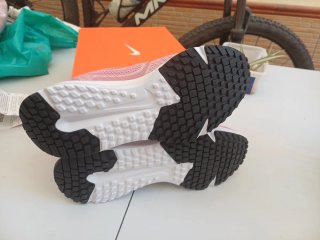 Zapatillas deportivas Nike rosas.