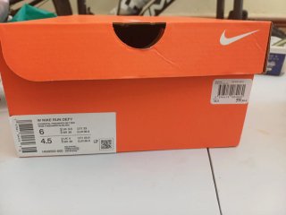 Zapatillas deportivas Nike rosas.