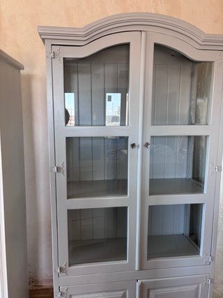 Vitrina de salón gris con puertas de cristal