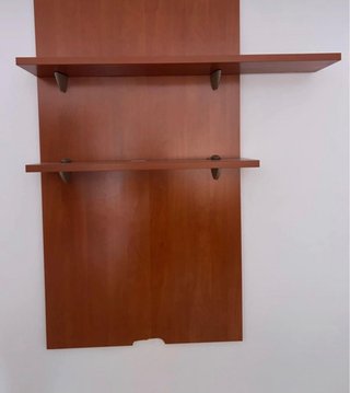 Estantería de madera marrón