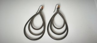 Pendientes largos en metal plateado.