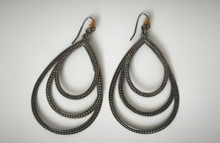 Pendientes largos en metal plateado.