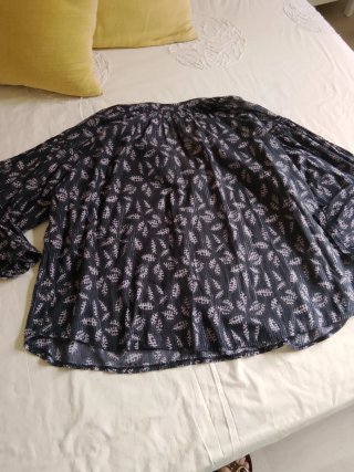 Blusa ancha estampada mangas abullonadas